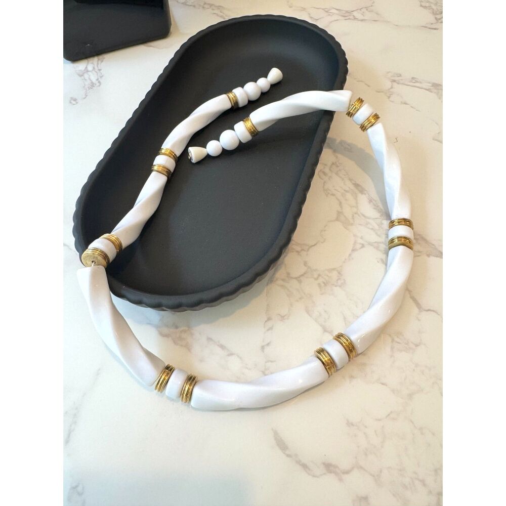 Vintage Avon White & Gold "Classic Twist"Necklace